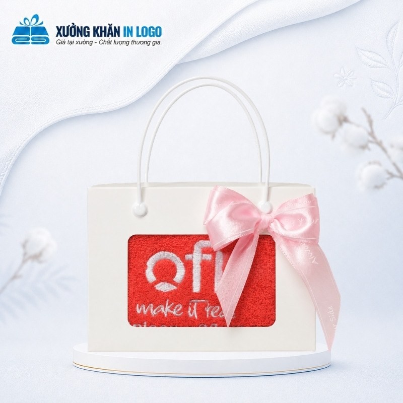 Mẫu set 1 khăn quà tặng thêu logo màu đỏ đặt trong hộp giấy trắng thắt nơ hồng gọn gàng