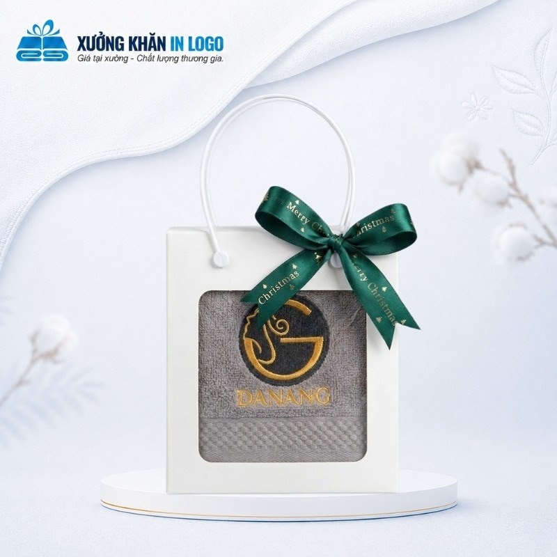 Set 1 khăn quà tặng thêu logo Cotton màu xám SKB-03 đóng hộp quai xách thắt nơ Noel