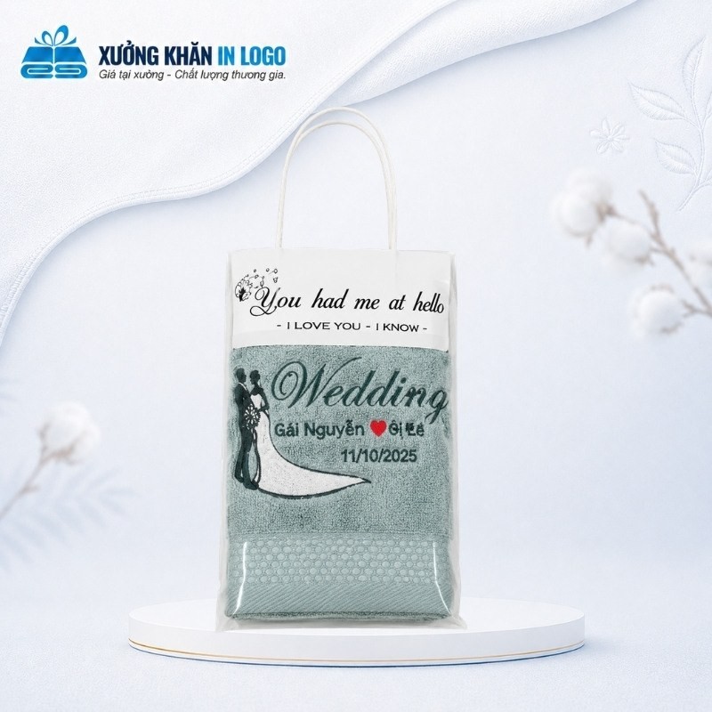 Set 1 khăn quà tặng thêu logo chất liệu Cotton màu xanh dương kích thước 35x78cm SKB-07 đặt trên bục tròn