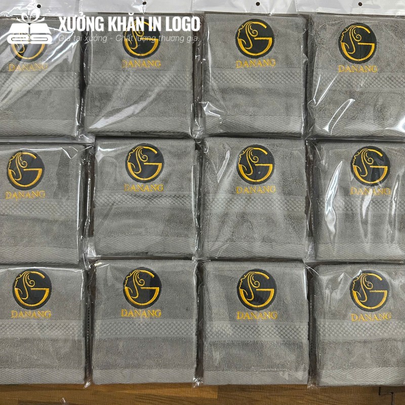 set-1-khan-theu-logo-chat-lieu-cotton-kich-thuoc-29x49cm-mau-xam (2)