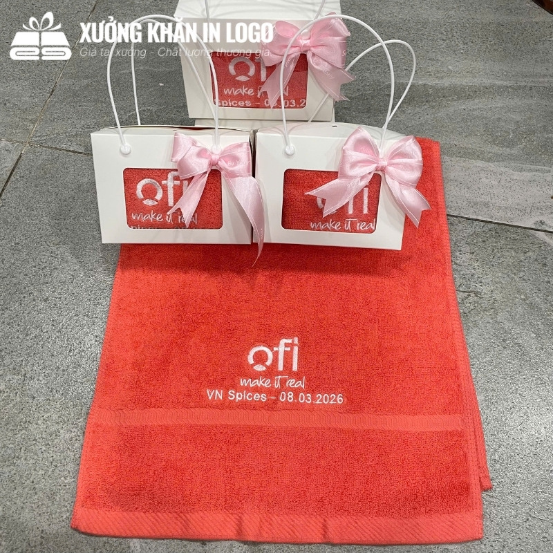 set-1-khan-theu-logo-chat-lieu-cotton-mau-do-kich-thuoc-35x78cm-hop-that-no-2