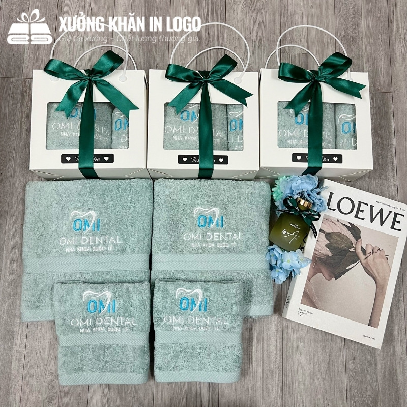 set-2-khan-qua-tang-theu-logo-gom-khan-tam-50x100cm-va-khan-mat-28x48cm-chat-lieu-cotton (14)
