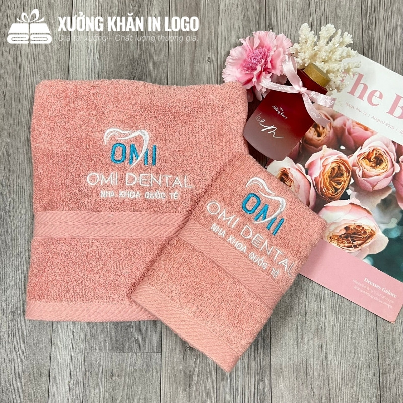 set-2-khan-qua-tang-theu-logo-gom-khan-tam-50x100cm-va-khan-mat-28x48cm-chat-lieu-cotton (15)