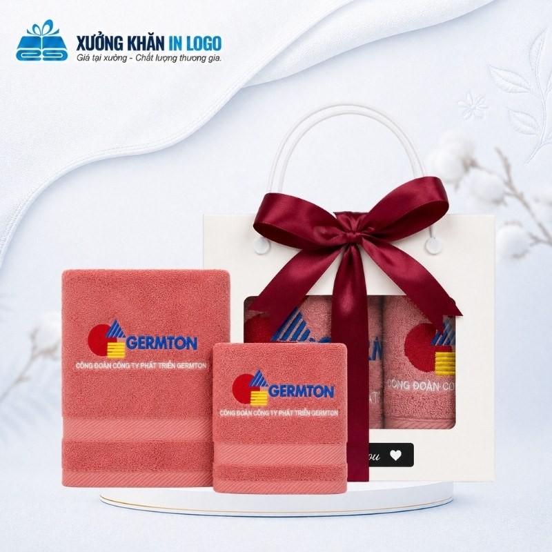 Set 2 khăn quà tặng thêu logo màu hồng SKB-14 đựng trong hộp quà quai xách màu trắng thắt nơ đỏ