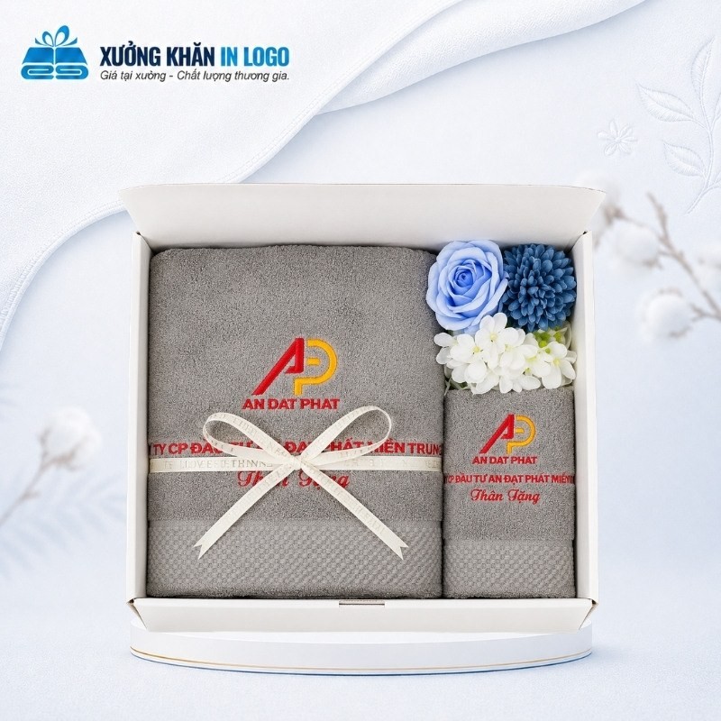 Set 2 khăn quà tặng thêu logo cotton xám SKB-23 trong hộp quà thắt nơ trắng kèm hoa sáp