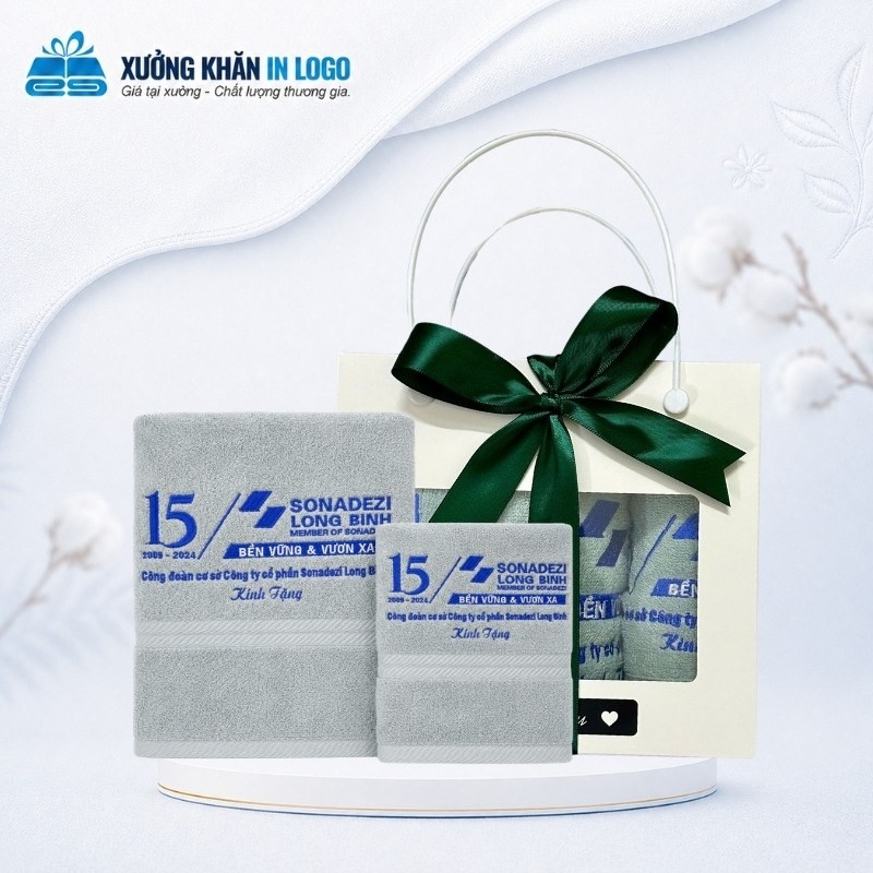 Set 2 khăn quà tặng thêu logo màu xanh dương SKB-10 sang trọng bên hộp quà thắt nơ