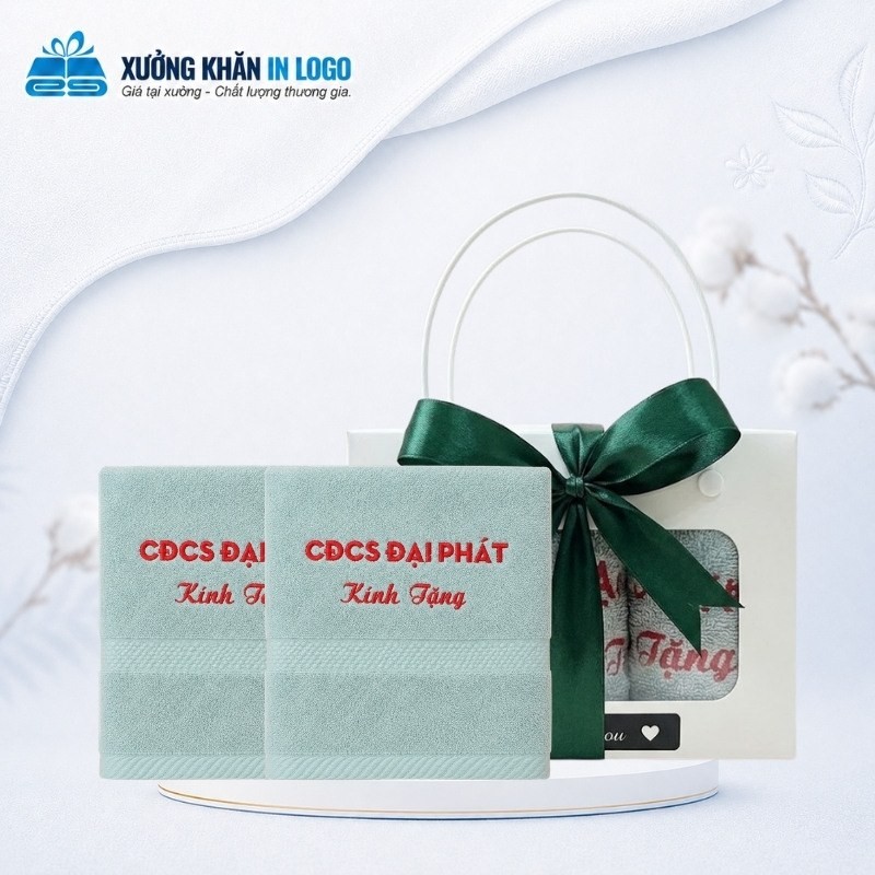 Set 2 khăn quà tặng thêu logo chất liệu Cotton màu xanh dương SKB-21 đựng trong hộp quai xách thắt nơ xanh lục