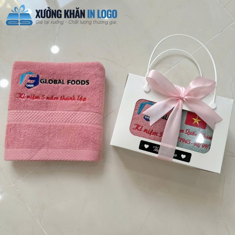 set-2-khan-theu-logo-chat-lieu-cotton-kich-thuoc-36x78cm-mau-xanh-duong-va-mau-hong (3)