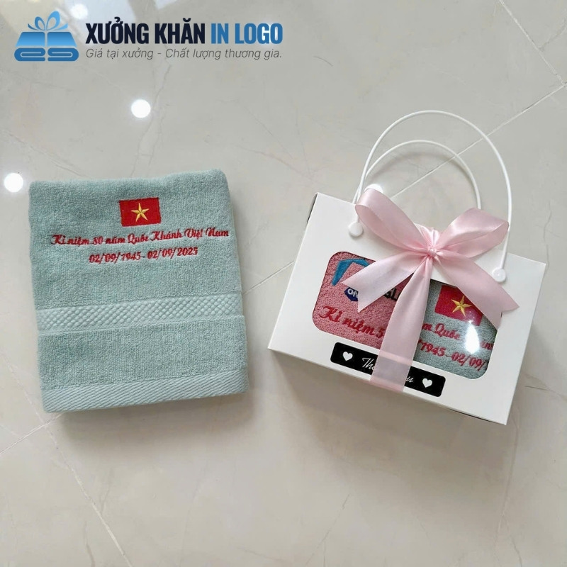 set-2-khan-theu-logo-chat-lieu-cotton-kich-thuoc-36x78cm-mau-xanh-duong-va-mau-hong (5)