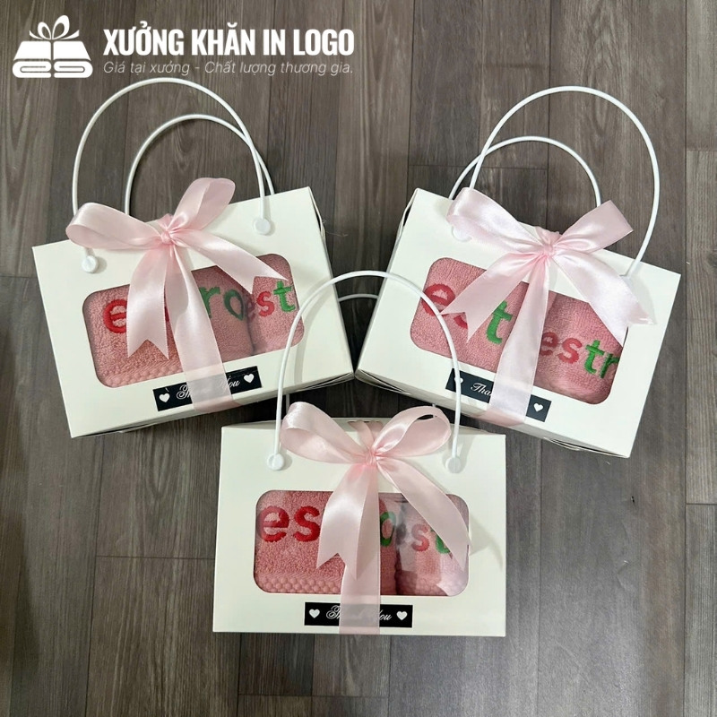 set-2-khan-theu-logo-gom-khan-mat-29x39cm-va-khan-goi-35x78cm-chat-lieu-cotton (2)
