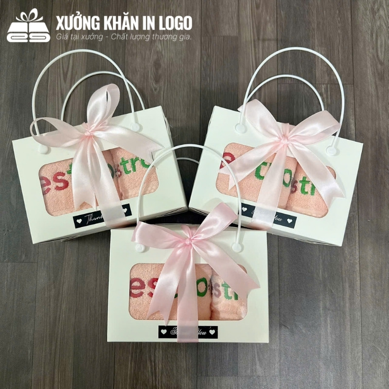 set-2-khan-theu-logo-gom-khan-mat-29x39cm-va-khan-goi-35x78cm-chat-lieu-cotton (3)