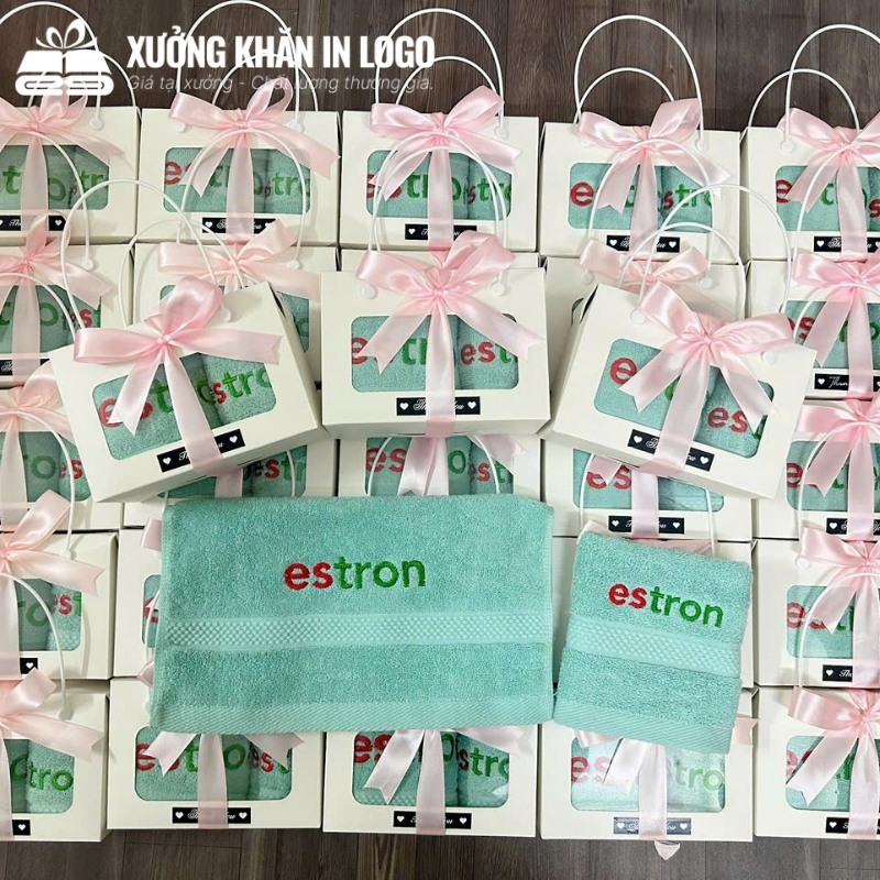 set-2-khan-theu-logo-gom-khan-mat-29x39cm-va-khan-goi-35x78cm-chat-lieu-cotton (6)